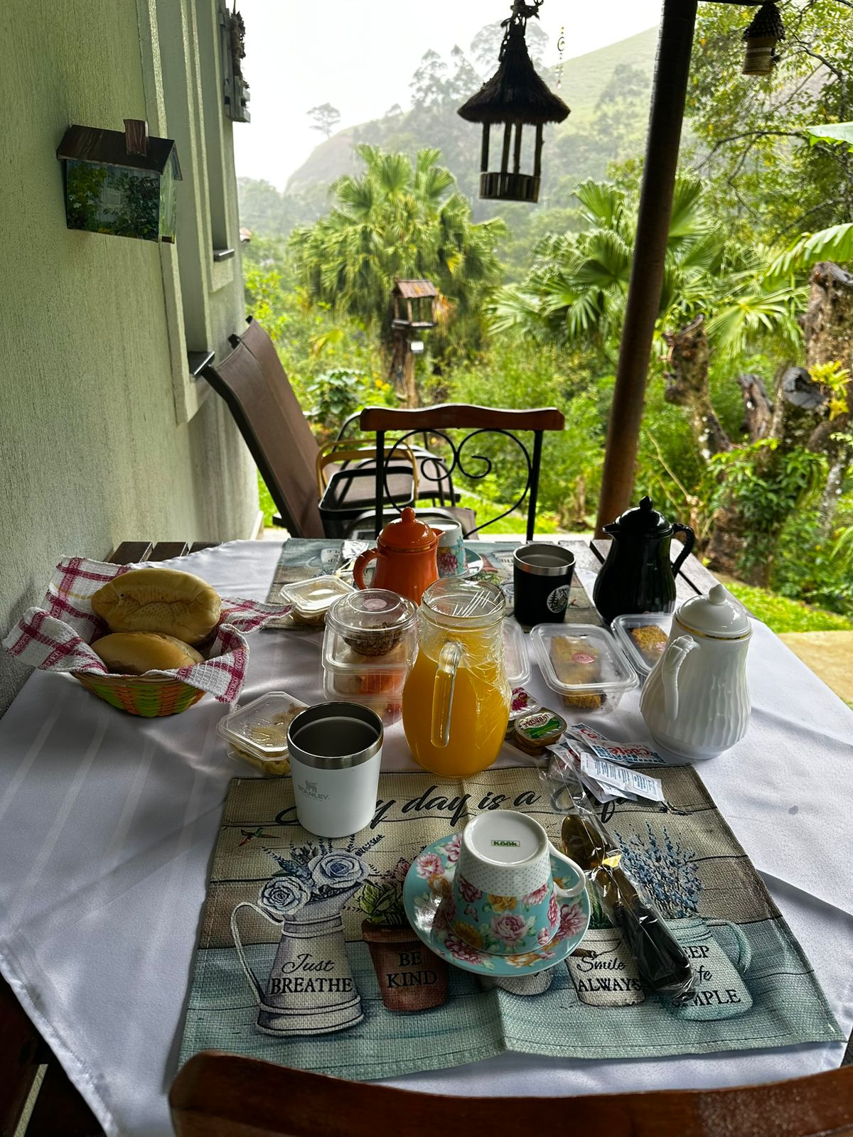 Mesa de café na varanda